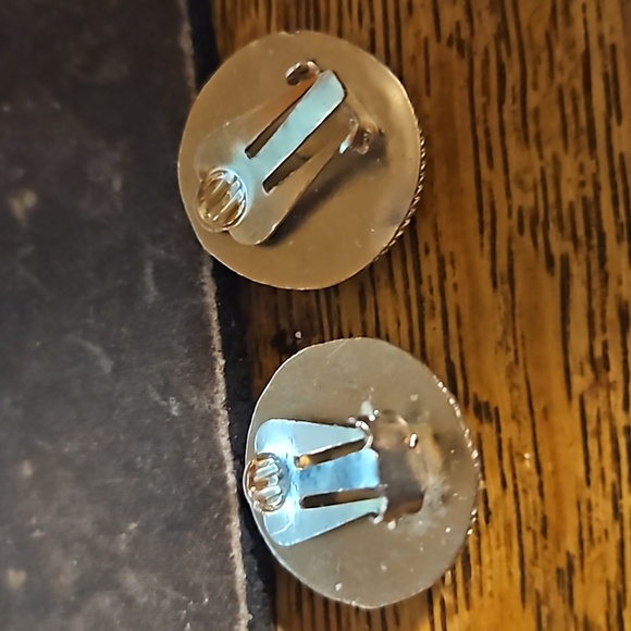 Vintage Silvertone Egyptian Revival Pharoah Clip Earrings - Picture 4 of 4